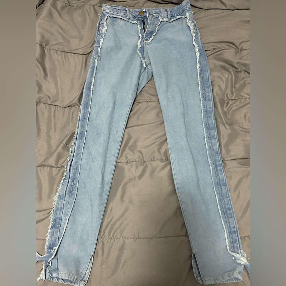 Womens Lightwash Distressed Jeans